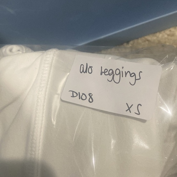 Alo Yoga White Cropped Leggings Sz XS - Picture 7 of 7